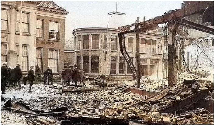 Langestraat 11 hoek Achter 't Hofje links Blijdensteinhuis. rechts Haverstraat 1 resten schoenenzaak Presburg na brand 27-12-1929.jpg