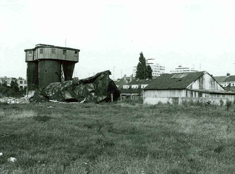 Borneostraat 79  textielfabriek Scholten; met de Borneostraat op de achtergrond en deel van de fabriek reeds afgebroken. Koeltorens aug. 1977.jpg