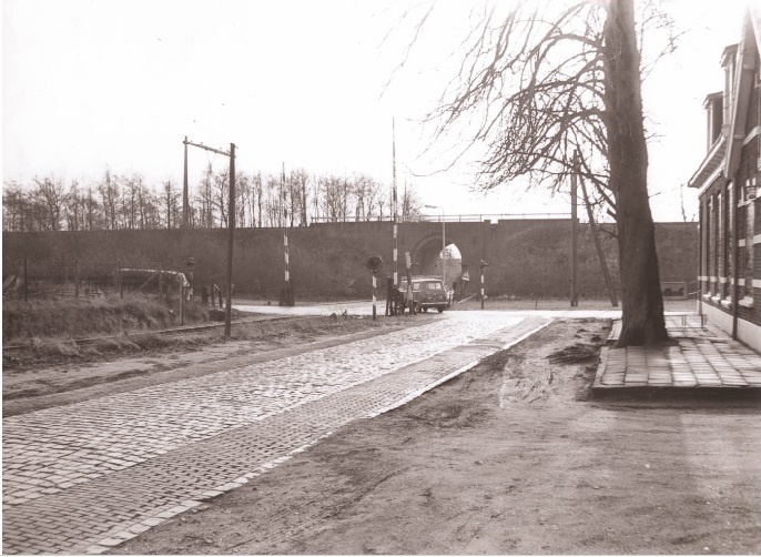 Lambertus Buddestraat-Spoordijkstraat. Rechts het dan inmiddels gesloten café Bouwhuis. In het midden de Twekkelertunnel.jpg