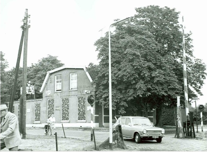 Lambertus Buddestraat hoek Spoordijkstraat cafe Bouwhuis 1973.jpg