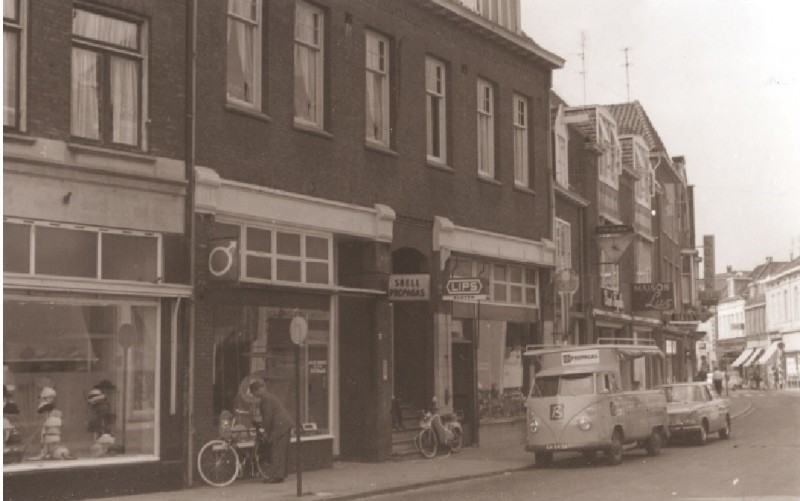 Kalanderstraat 8-10  winkels o.a. Kempers brandstoffenhandel Jacob Bakker, Maison Lux, slotenmaker en juwelier Ernst Tegeler en fotozaak Brusse 1967.jpg