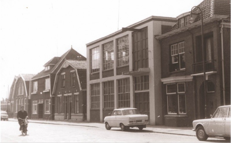 Borstelweg 44.Voorzijde woningen aan de westelijke straatwand 1967.jpg