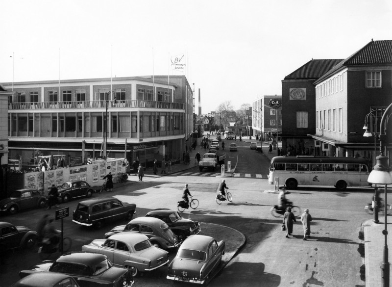 Langestraat 37 en van Loenshof met C en A 1958.bus.jpg