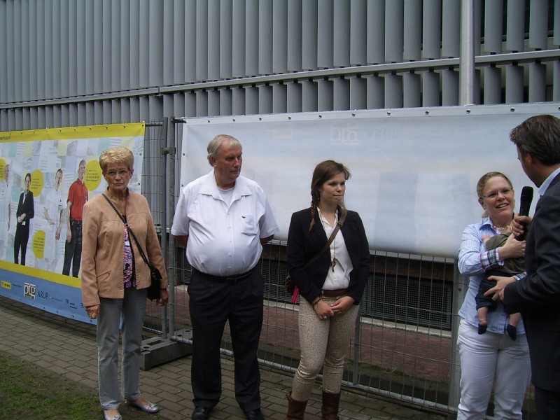3.forumlid Arie bij onthulling bouwdoek met Danny de Vries.JPG
