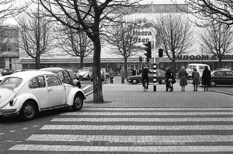 Boulevard oversteekplaats Vroom en Dreesman.jpg