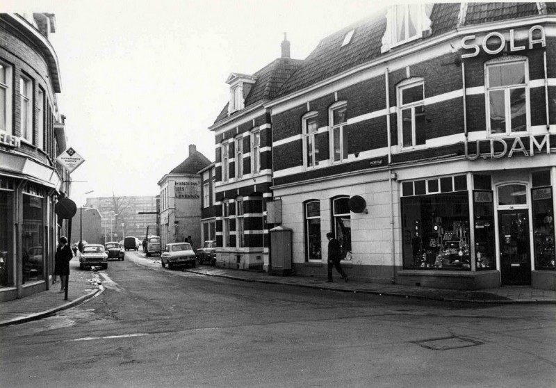 Veenstraat 1 hoek Gronausestraat links meubelzaak Kelderman en rechts nr. 2 galanteriezaak U. Dam.Leverman 1971.jpg