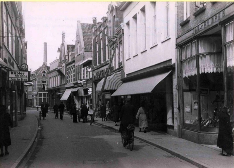Haverstraat 11-13  Gebr. ten Brink en rechts schoenenhuis Joh. Kempe 1943.jpg