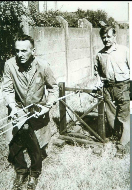 Hengelosestraat 56 Touwslager G.P. Nico Berendsen bij zijn bedrijf aan het werk 1960.jpg