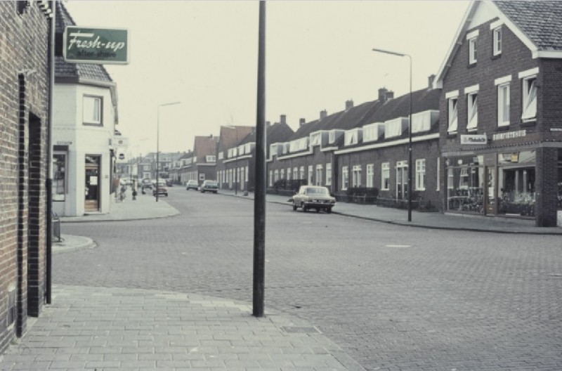 Leliestraat kruising met de Rozenstraat. Rechts fietsenwinkel van Rekers.jpg