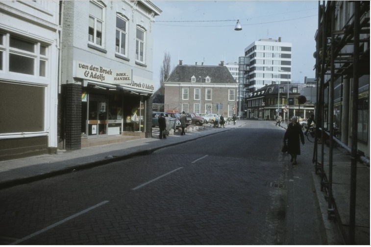 De Klomp 5 vroeger Grona Boekhandel Van den Broek en Adolfs, apotheek, het Elderinkshuis en verderop het politiebureau, jaren 70.jpg