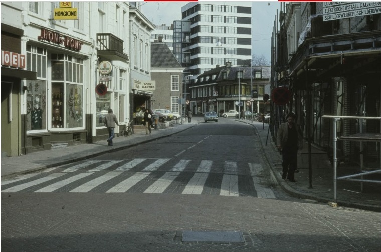 De Klomp. Links Platvoet, Chinees restaurant Hong Kong, Boekhandel Van den Broek en Adolfs. Rechts wordt de HEMA verbouwd uitgebreid. 1970.jpg