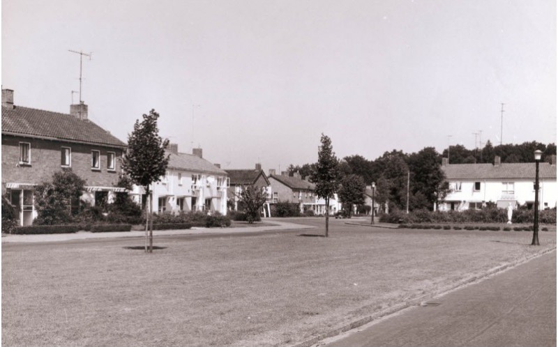 Minister Dr. Kuyperplein Plantsoen met woningen gezien vanuit oostelijke richting.jpg