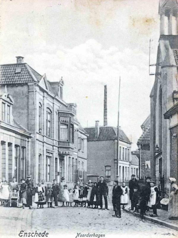 Noorderhagen 15 links de woningen tussen de Kloosterstraat en Brinkgaarden 1902.jpg