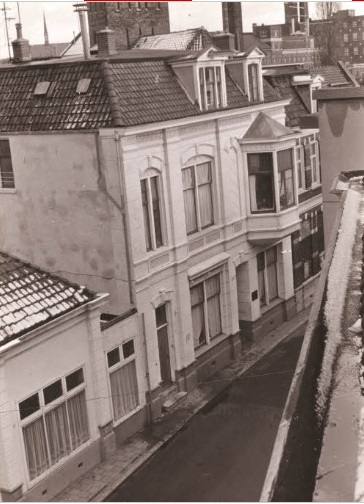 Noorderhagen 15 links Herenhuizen op hoek van de Brinkgaarden in NO-richting. 1970.jpg