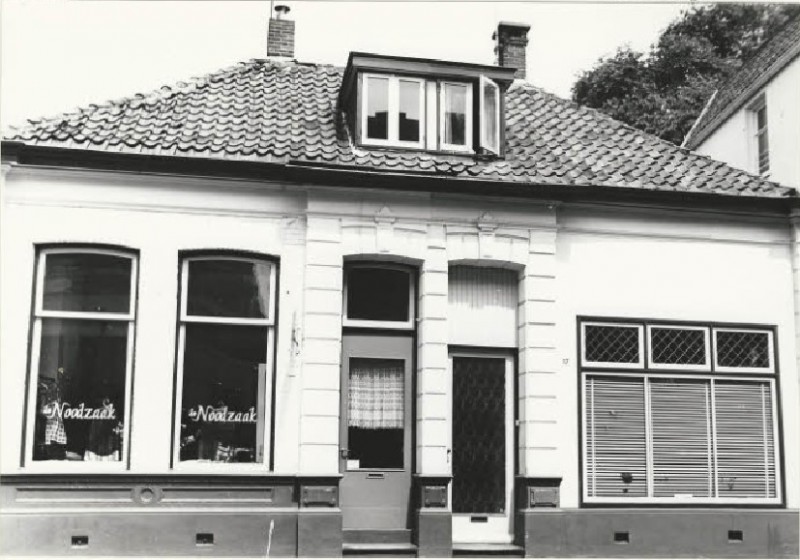 Noorderhagen 15-17 Huis en winkelpand De Noodzaak op de hoek van de Kloosterstraat, 21-5-1980.jpg