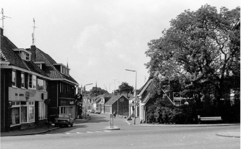 Minkmaatstraat 134 vanaf Laaressingel links Simon de Wit Laares rechts 81 meubelzaak Nijhuis en cafe Koopman hoek Bentrotstraat.jpg