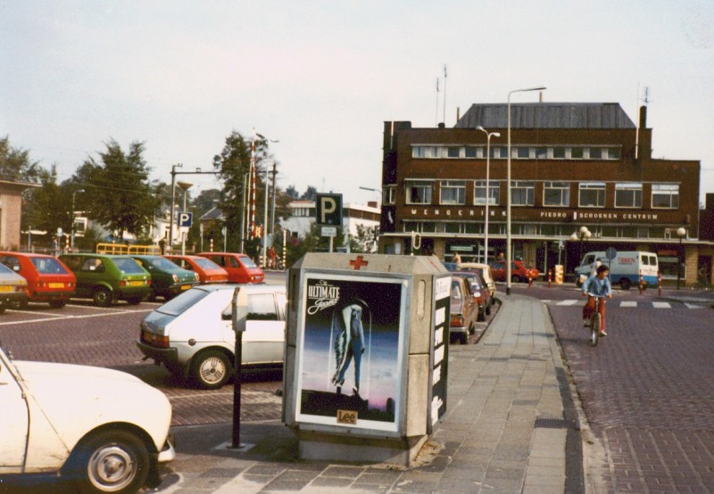 Hengelosestraat 30B Stationsplein 21-9-1983  lectuurbox van het Rode Kruis .  winkels van Mengerink en Piedro Schoenen Centrum.jpg