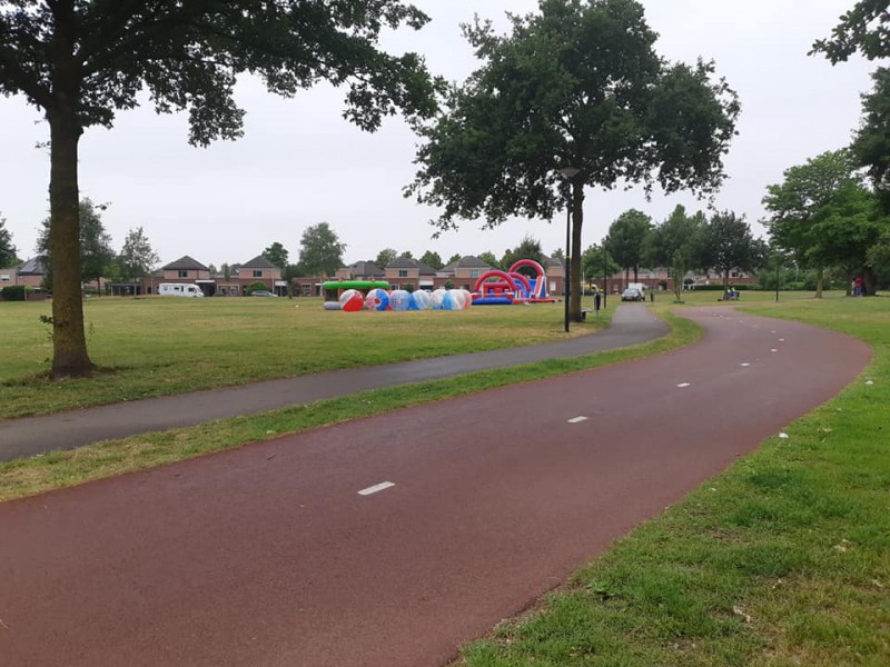 Marie de Roodelaan Hattelerpark springkussen ivm Landelijke Buitenspeeldag 10-6-2020. (3).jpg