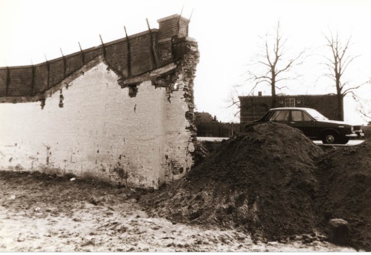 Oliemolensingel Deel muur Edo Bergsmabrug en flat. 1975.jpg