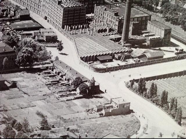 Edo Bergsmabrug. Aan weerskanten daarvan de fabrieken van Van Heek & Co..jpg