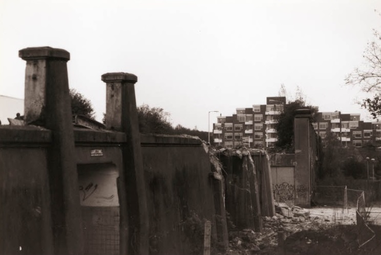 Edo Bergsmabrug herbouw.  de oude brug is nu half gesloopt. We staan rechts van de brug die grotendeels is ingestort, en kijken richting Oliemolensingel. 1996-1997.jpg