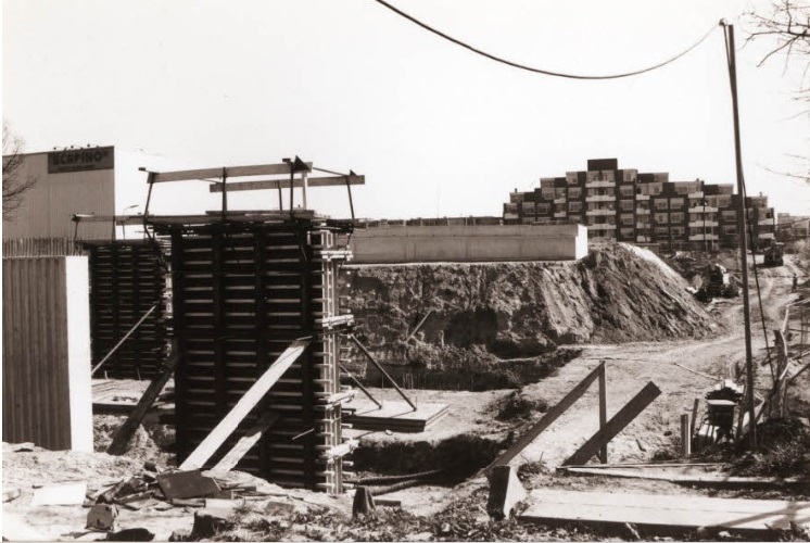 Edo Bergsmabrug herbouw. de klus vordert gestaag. Gelijktijdig genomen met vorige foto, nu iets naar rechts gedraaid, met flat Oliemolensingel. 1996-1997.jpg