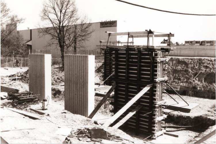 Edo Bergsmabrug herbouw. de nieuwe Scapino-hal pijlers nader beschouwd. Beeld van deze blokken van gewapend beton, waarvan er nog één in een houten bekisting zit. 1996-1997.jpg