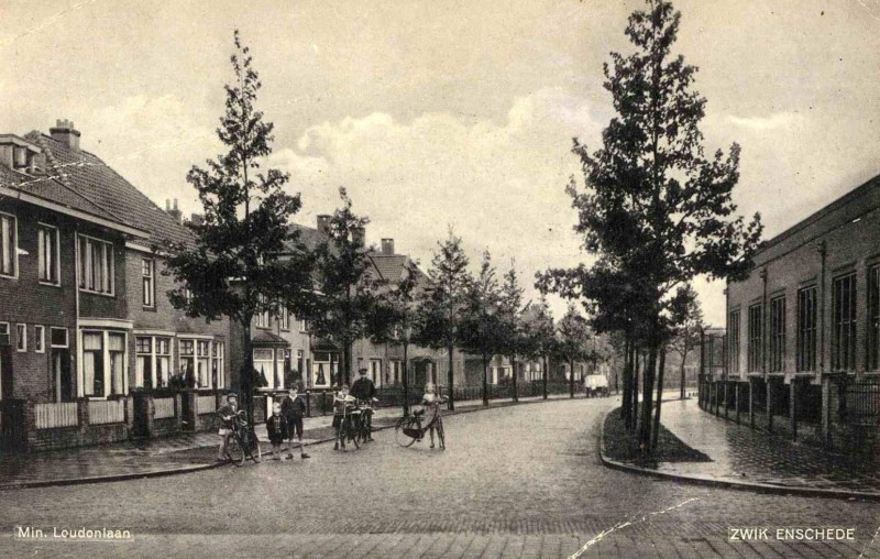 Minister Loudonlaan 1 Vanaf Tubantiasingel richting Goolkatenweg met rechts de Twentsch Overzeese handels Maatschappij (TOM) 1922.jpg