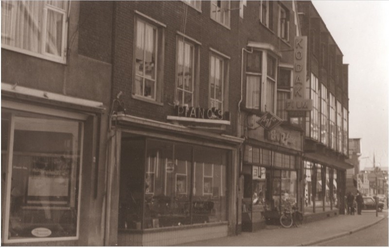 Kalanderstraat 4a Voorgevels woningen en winkels; o.a. pianowinkel, fotozaak Brusse 1967.jpg