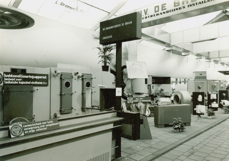 Oldenzaalsestraat 70-74 N.V. Machinefabriek De Bruijn . opstelling ter gelegenheid van tentoonstelling Kleijboer 1951.jpg