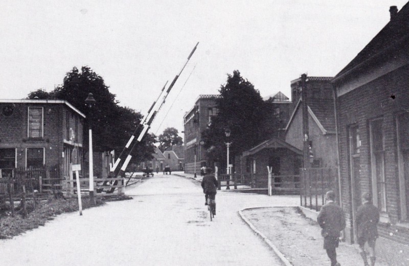 Kottendijk 3 e.v. rechts met zicht op de Lonneker Melkinrichting.1933 links nr. 2A zaak Nico Schmitt.jpg