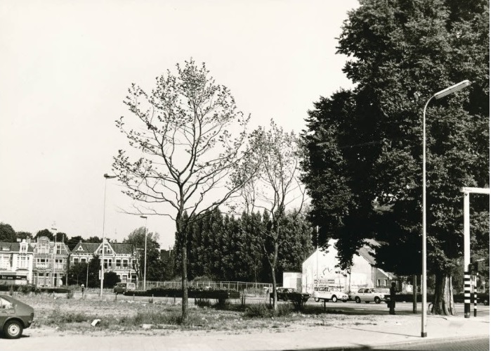 Boulevard 1945 ek Beltstraat Binnenstad met rechts zicht op het oude gymnastieklokaal van het Gemeentelijk Lyceum (hier als slooppand met hekken eromheen) gezien in n.w richting.jpg