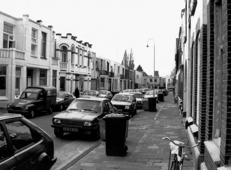 Soendastraat 26 Straatbeeld met woningen en overlast van geparkeerde auto's.jpg