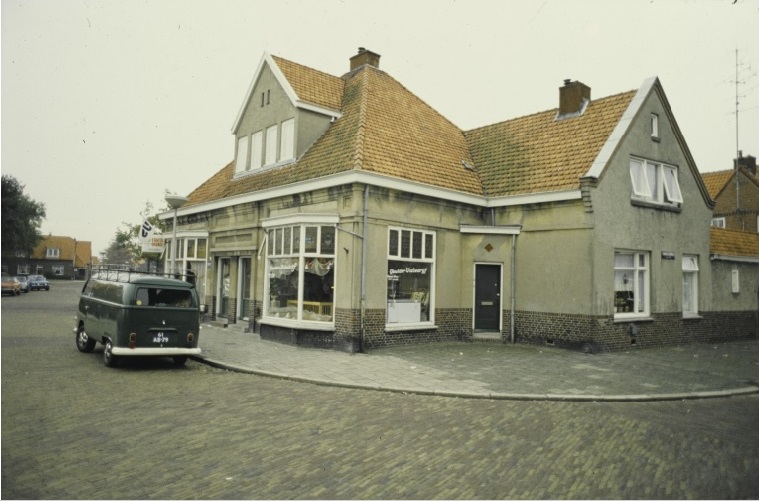 Sterkerstraat 26-28 Winkelpanden op de hoek met de Bombazijnstraat aan de rechterkant. jaren 70.jpg