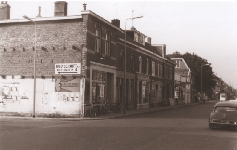Deurningerstraat 83-85 e.v.  woningen en winkels. O.a. Rosens Verfwinkel 1967.jpg