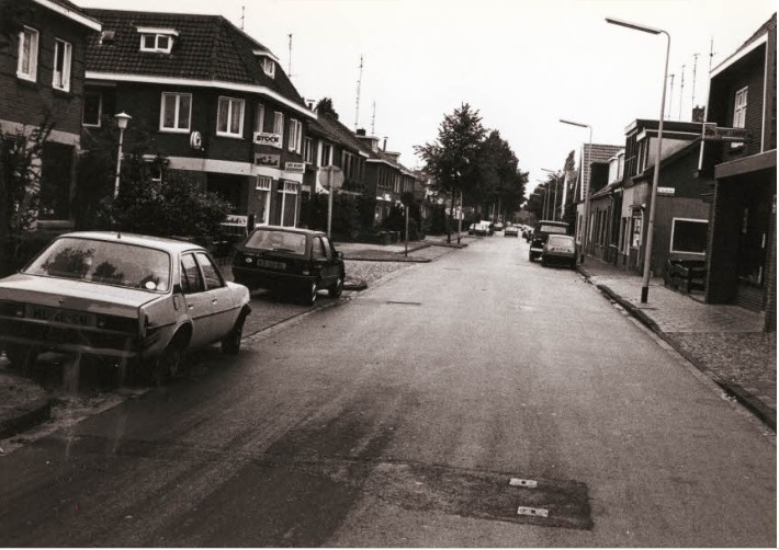 Poolmansweg  links café biljart Ossenvoorrt. 1986.jpg