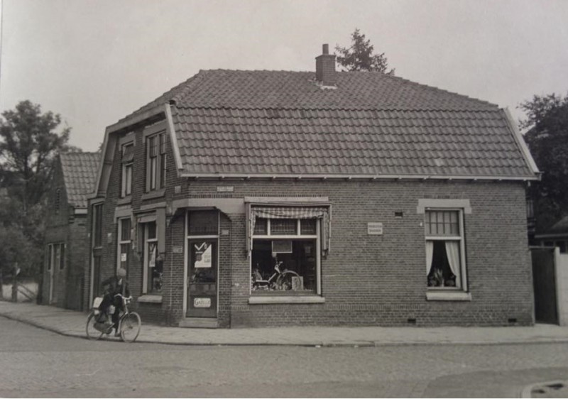 Veenstraat 139 hoek Hessenweg rijwielhandel J.H. Busschers.jpg