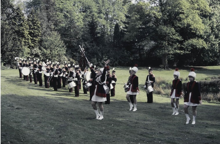 Hengelosestraat Villa Schuttersveld, Muzikale hulde door de schutterij. 8-5-1987.jpg