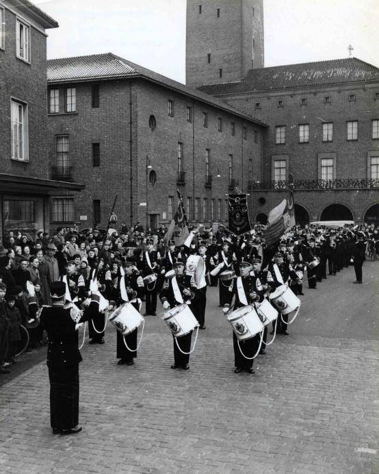 Langestraat 24 Muziekkorps Schutterij voor het stadhuis 1955.jpg