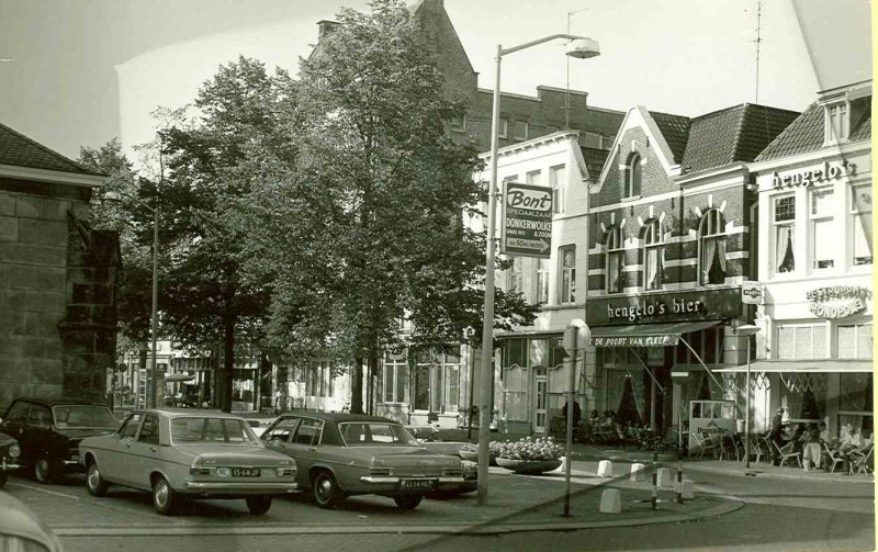 Markt 19, 20 Met rechts Monopole en Poort van Kleef, links parkeerplaatsen 1970.jpg
