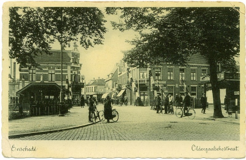 Oldenzaalsestraat 103 cafe hoek Parallelweg. spoorweghuisje 1938.jpg