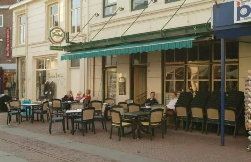 De Heurne 25 vroeger Oldenzaalsestraat 25 terras De Halve Maan.jpg