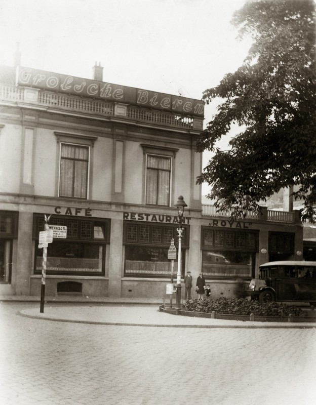 Hengelosestraat 35 hoek Parkweg later Stationsplein Café Restaurant Royal oude bus.jpg