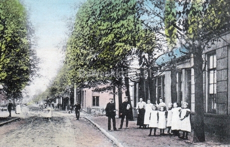 Deurningerstraat 180-182 Het personeel van de firma Brinkers op een foto uit circa 1905..jpg
