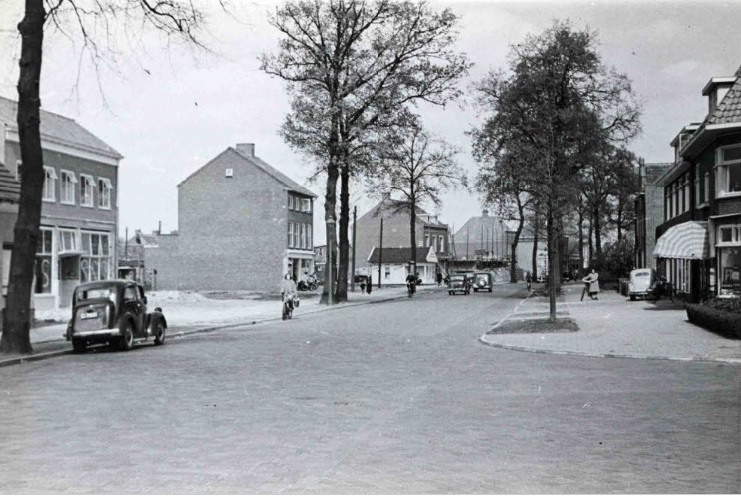 Haaksbergerstraat vanaf Getfertsingel richting centrum met links de bouw van winkels De Voorstad. april 1949.jpg