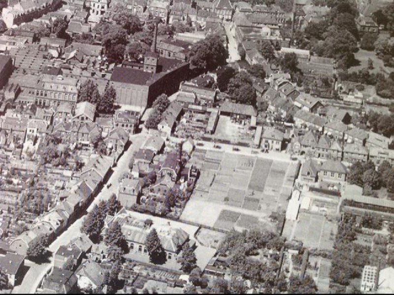 Brinkstraat 28 links op luchtfoto.Linksonder nr. 69 de Brinkschool.jpg