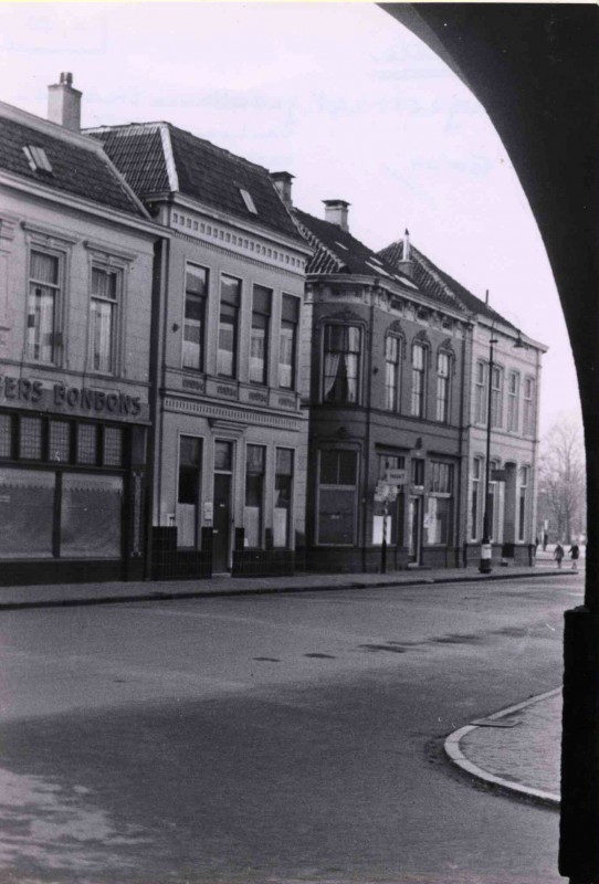 Langestraat 29, 31, 33, 35 gezien vanaf de voorkant van het stadhuis met zicht op enkele (winkel) panden richting Van Loenshof. feb. 1944.jpg