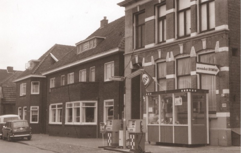 Wilhelminastraat 97 Voorzijde woningen en autombielbedrijf  garage Boomkamp met tankstation 1967.jpg