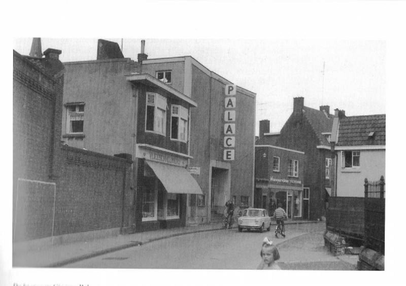 Van Lochemstraat 10-12 Cinema Palace vroeger bioscoop Flora daarnaast Vleeschhouwerij en woninginrichting 't Centrum 1967.jpg