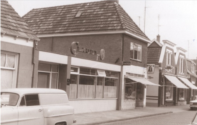 Zwedeweg 15-19 Voorzijde woningen en winkels met o.a. Claudy, kapper en slagerij 1967.jpg